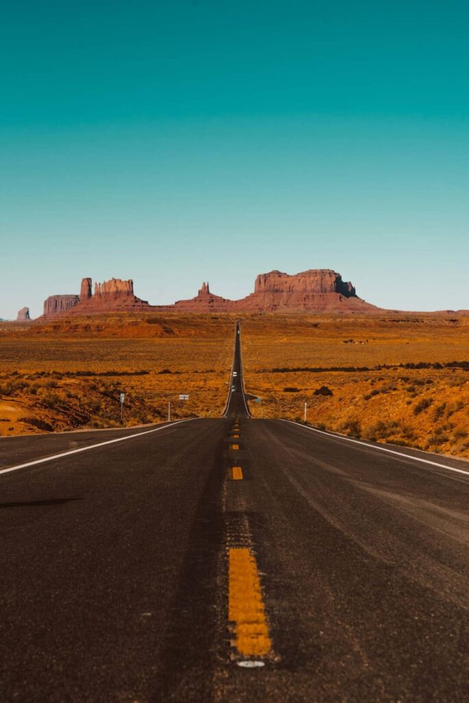 monument valley strada infinita nella monument valley