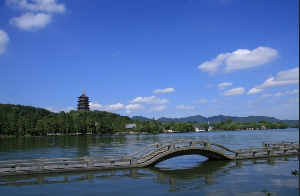 hangzhou-ponte-pagoda Passerelle a fior d'acqua sul lago dell'ovest di Hangzhou