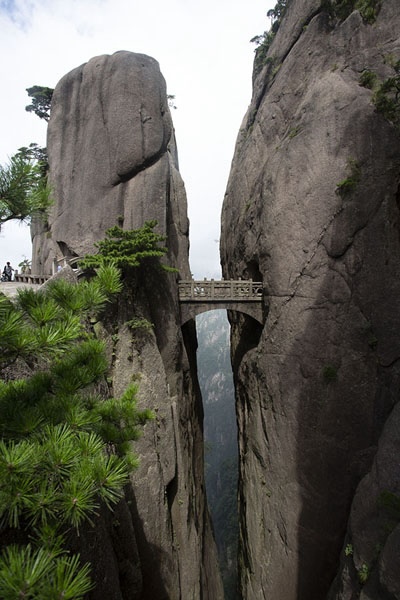 huangshan-bridge Il Ponte degli Immortali collega due picchi a 1300 metri di altezza