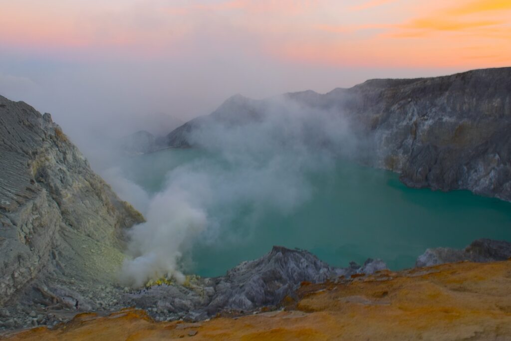 kawah-ijen Il cratere del Kawah ljen all'alba