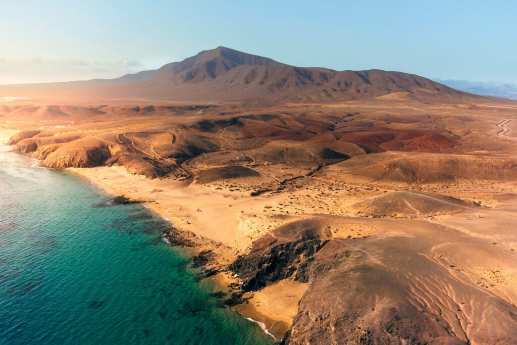 Paesaggio vulcanico di Lanzarote: terreno lavico nero sotto il cielo delle Canarie