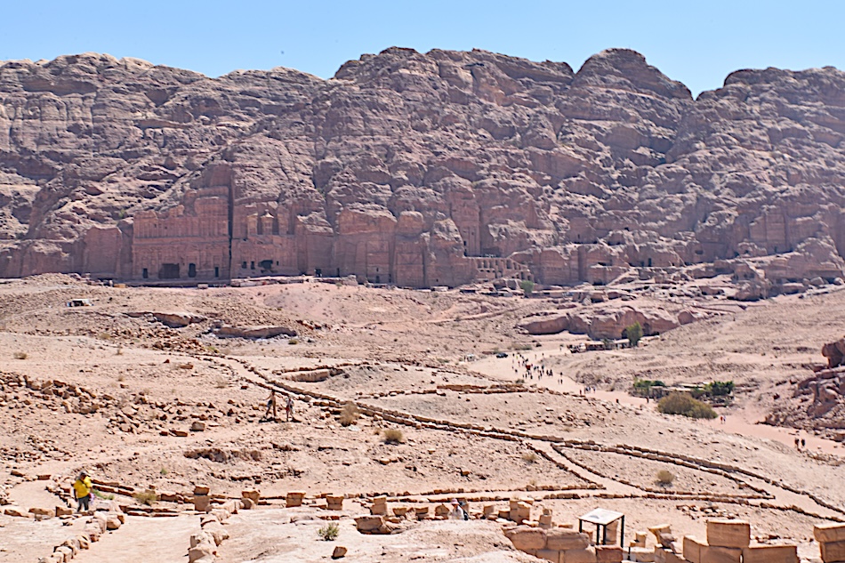 petra-valle La vallata di Petra con i suoi edifici scavati nella roccia