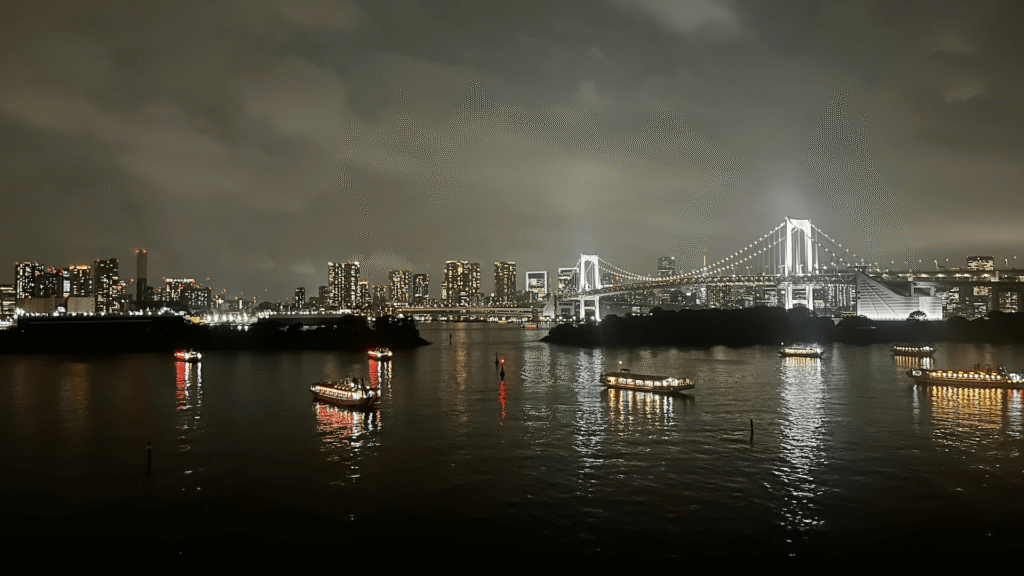 tokyo-skyline-rainbow-bridge Vista notturna della città dal quartiere Odaiba