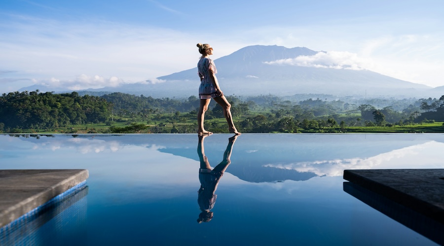 bali2 inifinity pool a Bali con vulcano sullo sfondo