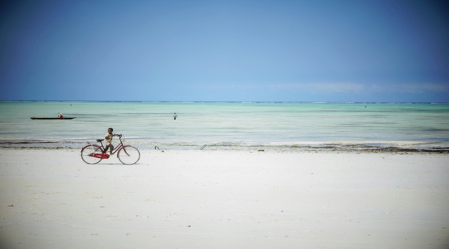 zanzibar5 bambini con bicicletta sulla spiaggia di Zanzibar